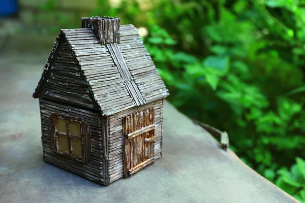 Petite maison en bois à l'extérieur — Photo