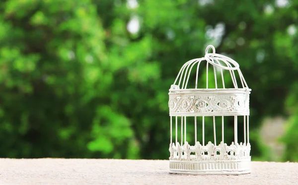 Cage à oiseaux vintage blanche vide à l'extérieur — Photo