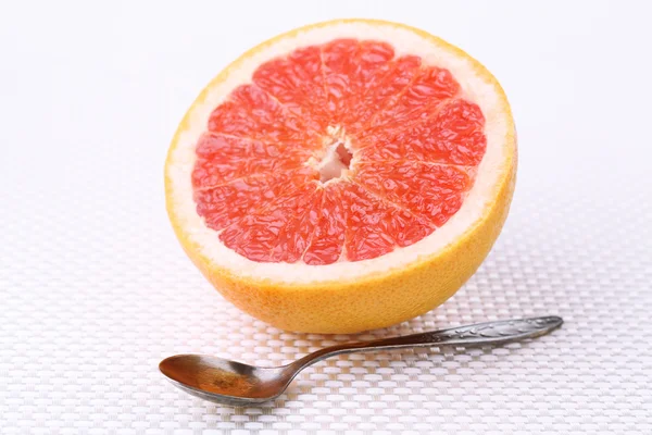 Половина грейпфрута на светлом фоне — стоковое фото