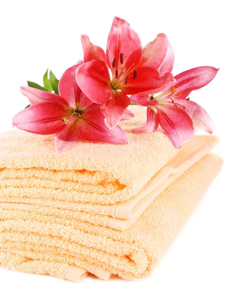 Farbige Handtücher und Lilienblüten, isoliert auf weiß — Stockfoto