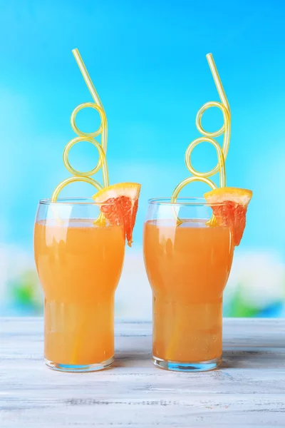 Grapefruit cocktail with cocktail straw on bright background — Stock Photo, Image