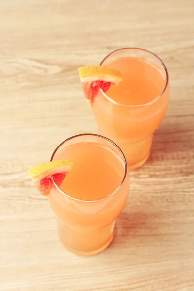 Грейпфрутовый коктейль в стаканах на деревянном фоне — стоковое фото
