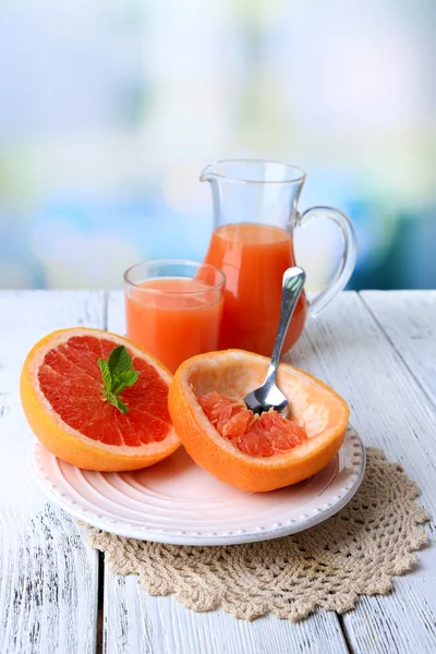 Mogen grapefrukt på plattan, färg trä bakgrund — Stockfoto