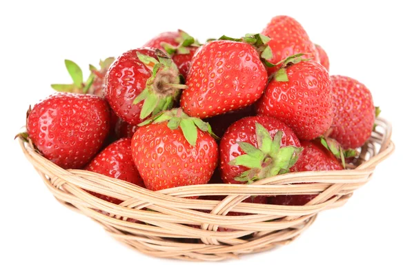 Rijpe zoete aardbeien in rieten mand geïsoleerd op wit — Stockfoto