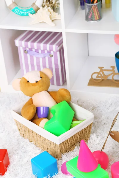 Çocuk odasında tüylü halı üzerinde renkli oyuncaklar — Stok fotoğraf