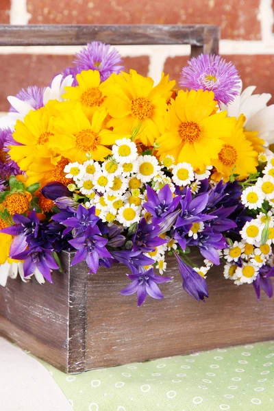 벽돌 벽 배경 상자에서 아름 다운 꽃 — 스톡 사진