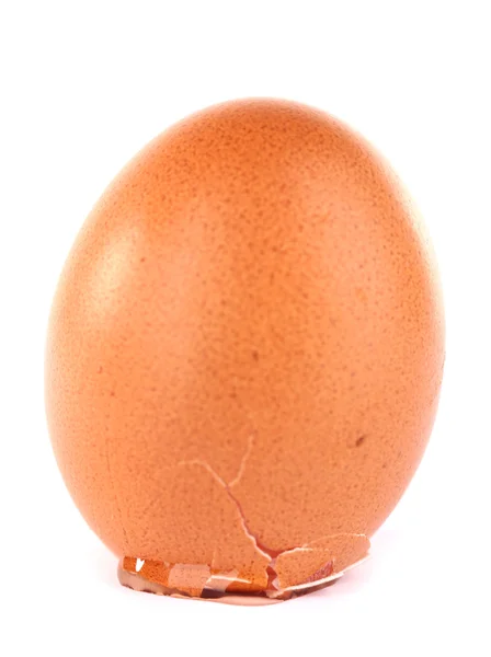 Rozbite jajo izolowane na białym — Zdjęcie stockowe