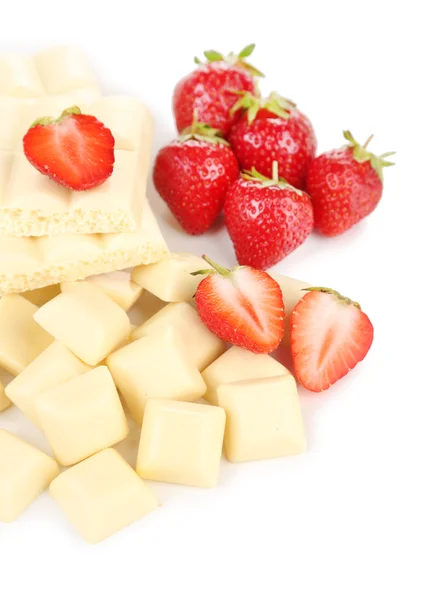 Barra de chocolate picada blanca con fresas frescas, aislada en blanco —  Fotos de Stock