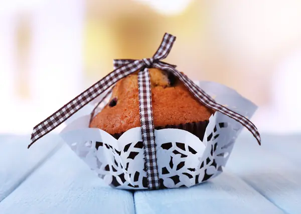 Blueberry muffins parlak arka plan üzerinde renkli ahşap masa üzerinde — Stok fotoğraf