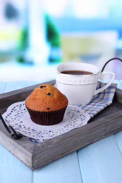 Muffin de arándanos y café en bandeja, sobre fondo de madera — Foto de Stock