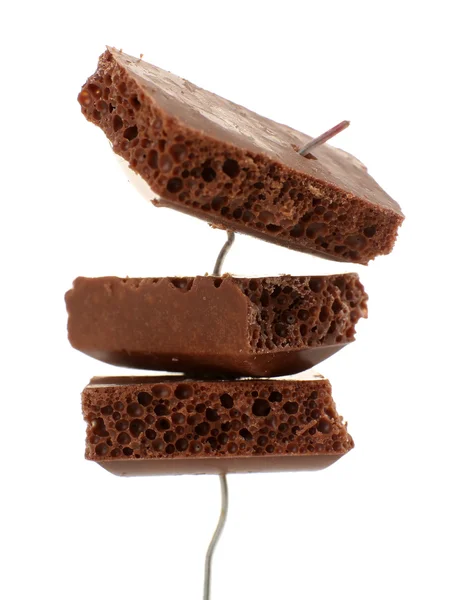 Çikolata üzerinde beyaz izole tel — Stok fotoğraf