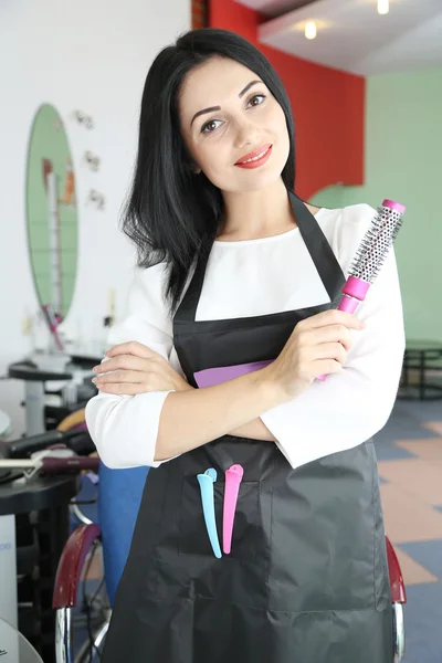 Belle femme coiffeuse dans un salon de beauté — Photo