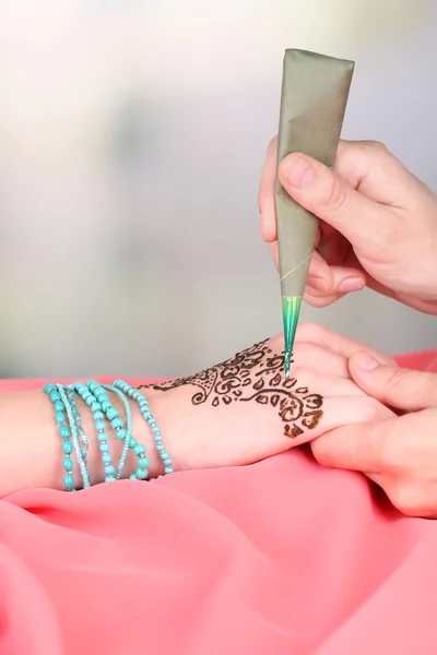 Proceso de aplicación de Mehndi en la mano femenina, de cerca —  Fotos de Stock