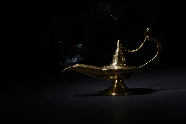 黒に分離された魔法のランプ — ストック写真