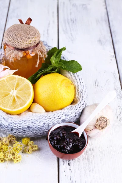 Remedios caseros para resfriados en mesa de madera — Foto de Stock