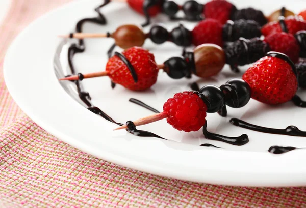 Frische Obstspieße für eine gesunde Zwischenmahlzeit auf dem Teller — Stockfoto