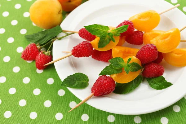 Kebabs de frutas frescas para lanche saudável na placa de perto — Fotografia de Stock