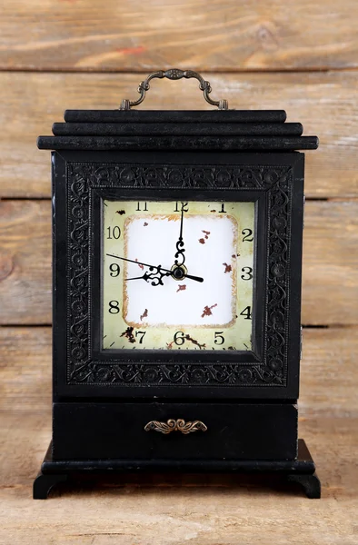 Relógio retro velho no fundo de madeira — Fotografia de Stock