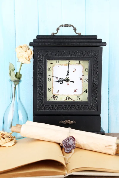 Bodegón con viejo reloj retro sobre fondo de madera azul —  Fotos de Stock