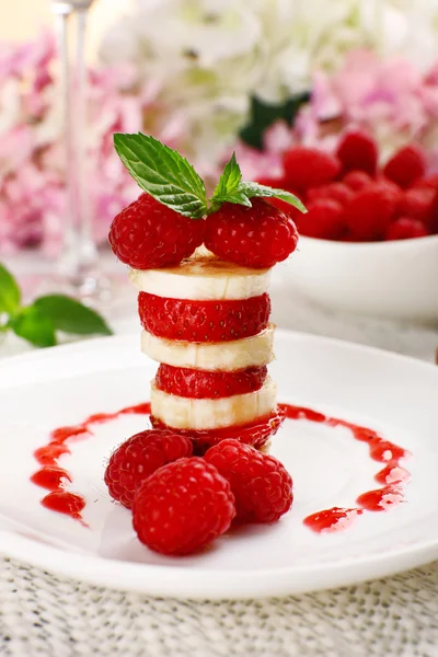 Frische Erdbeere mit Banane auf Spießen auf dem Teller in Großaufnahme — Stockfoto