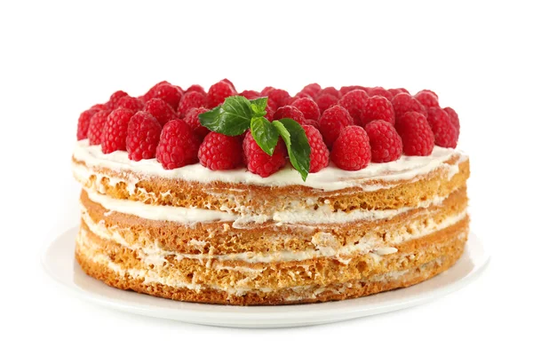Νόστιμο κέικ με φρέσκα μούρα, απομονωμένα σε λευκό — Φωτογραφία Αρχείου