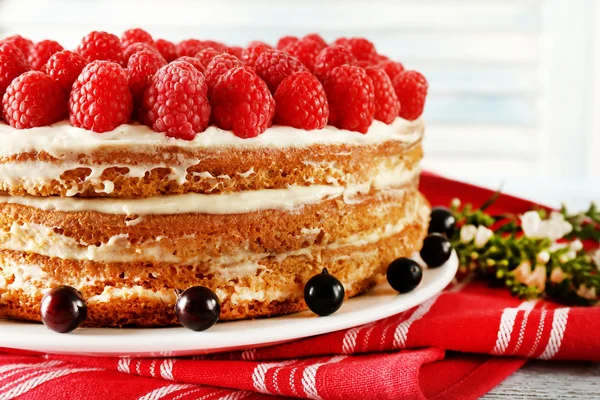 Tasty cake with fresh berries, close up — Stock Photo, Image