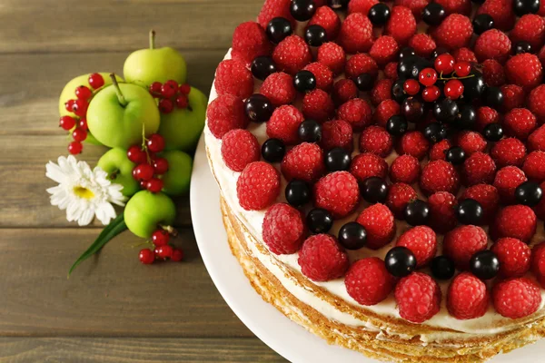 Tasty cake with fresh berries on wooden table — Stock Photo, Image