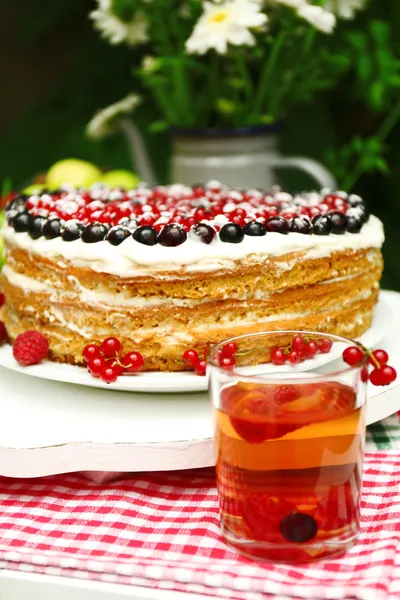 Bolo saboroso com frutas frescas na mesa, close-up — Fotografia de Stock