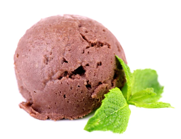 用薄荷叶，孤立的白色衬底上的巧克力冰淇凌。 — 图库照片