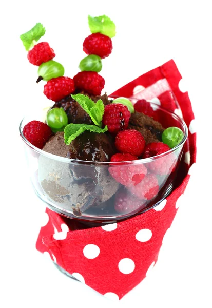 Chocolade-ijs met muntblad en rijpe bessen in glazen kom, geïsoleerd op wit — Stockfoto