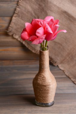 demet vazo tablo içinde güzel laleler