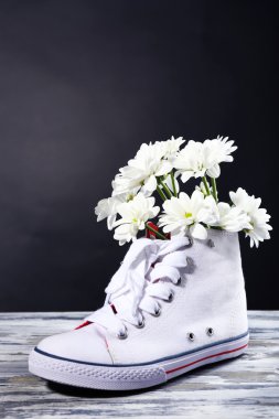 çiçekler içinde güzel lastikbotlar