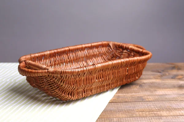 木製のテーブルで空の枝編み細工品バスケット — ストック写真