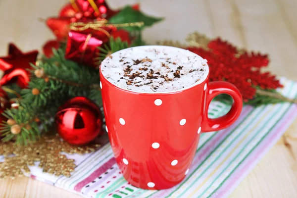 Chocolate quente com creme na caneca de cor, na mesa, no fundo de decorações de Natal — Fotografia de Stock