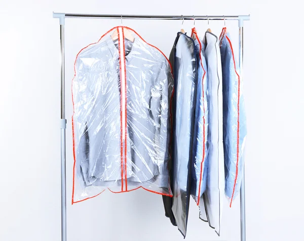 Office mannelijke kleding in gevallen voor het opslaan van op hangers — Stockfoto