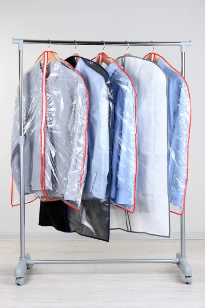 Vêtements masculins de bureau dans les cas de stockage sur cintres — Photo