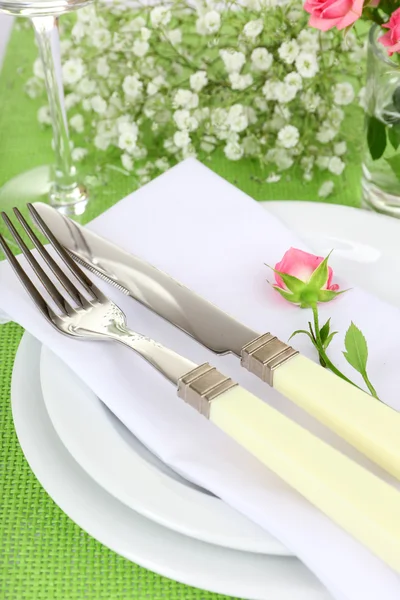 Mesa con flores de primavera — Foto de Stock