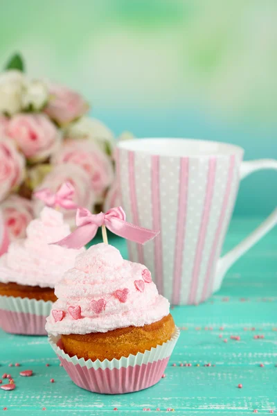 Sabrosos pasteles de taza con crema en la mesa de madera azul — Foto de Stock