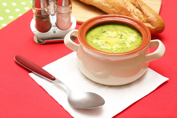 Sopa saborosa na panela na toalha de mesa, close-up — Fotografia de Stock