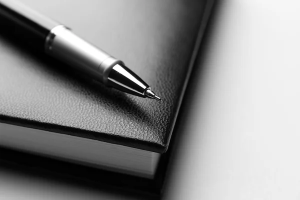 Pen on book, close up — Stock Photo, Image