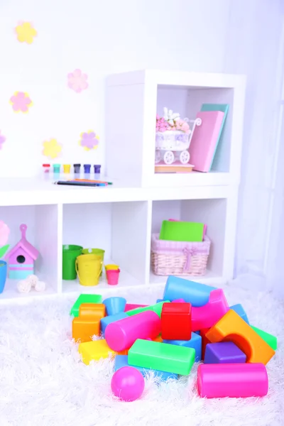 Jouets en plastique coloré dans la chambre des enfants — Photo