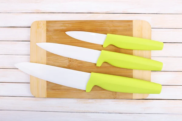 Cuchillos de cocina y tabla de cortar — Foto de Stock