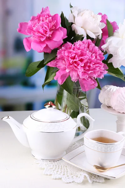 Peonie in vaso, tè in tazza e marshmallow — Foto Stock