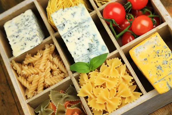 Italské produkty v dřevěné krabici — Stock fotografie