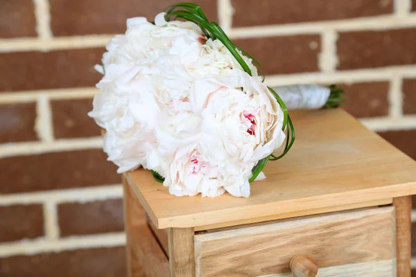 Красивый свадебный букет на деревянном стенде — стоковое фото
