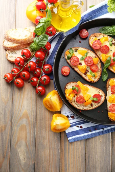 おいしいパンにトマトのブルスケッタ — ストック写真