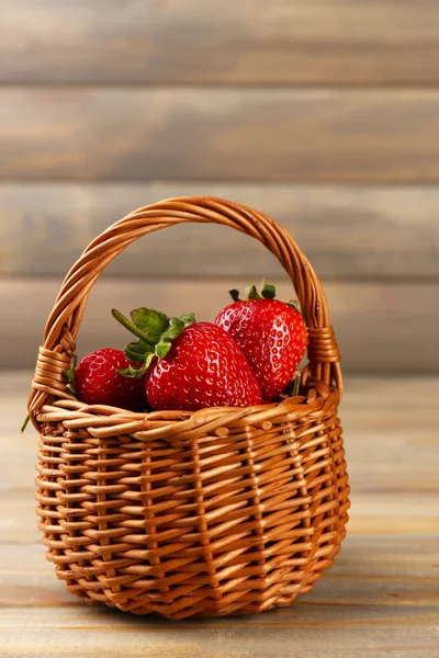 Fresas rojas maduras en canasta de mimbre —  Fotos de Stock