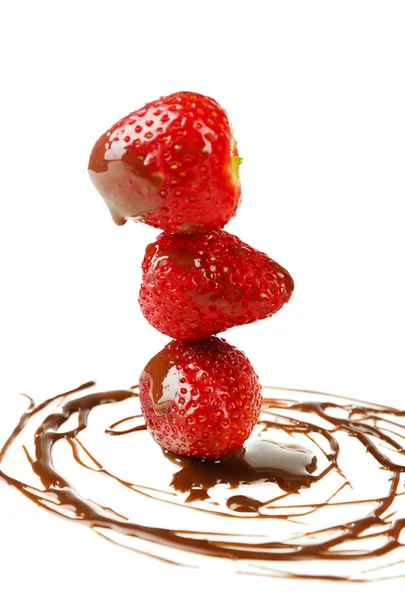 Röda mogna jordgubbar med choklad — Stockfoto