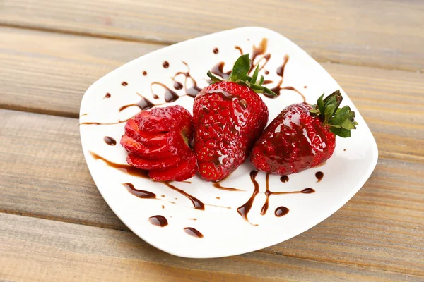 Rode rijpe aardbeien met chocolade — Stockfoto