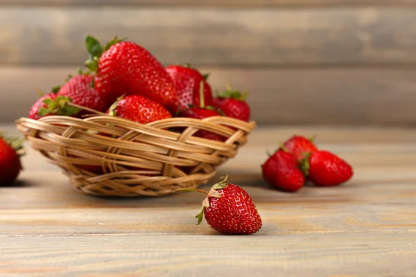 Red ripe strawberries in wicker basket — Stock Photo, Image